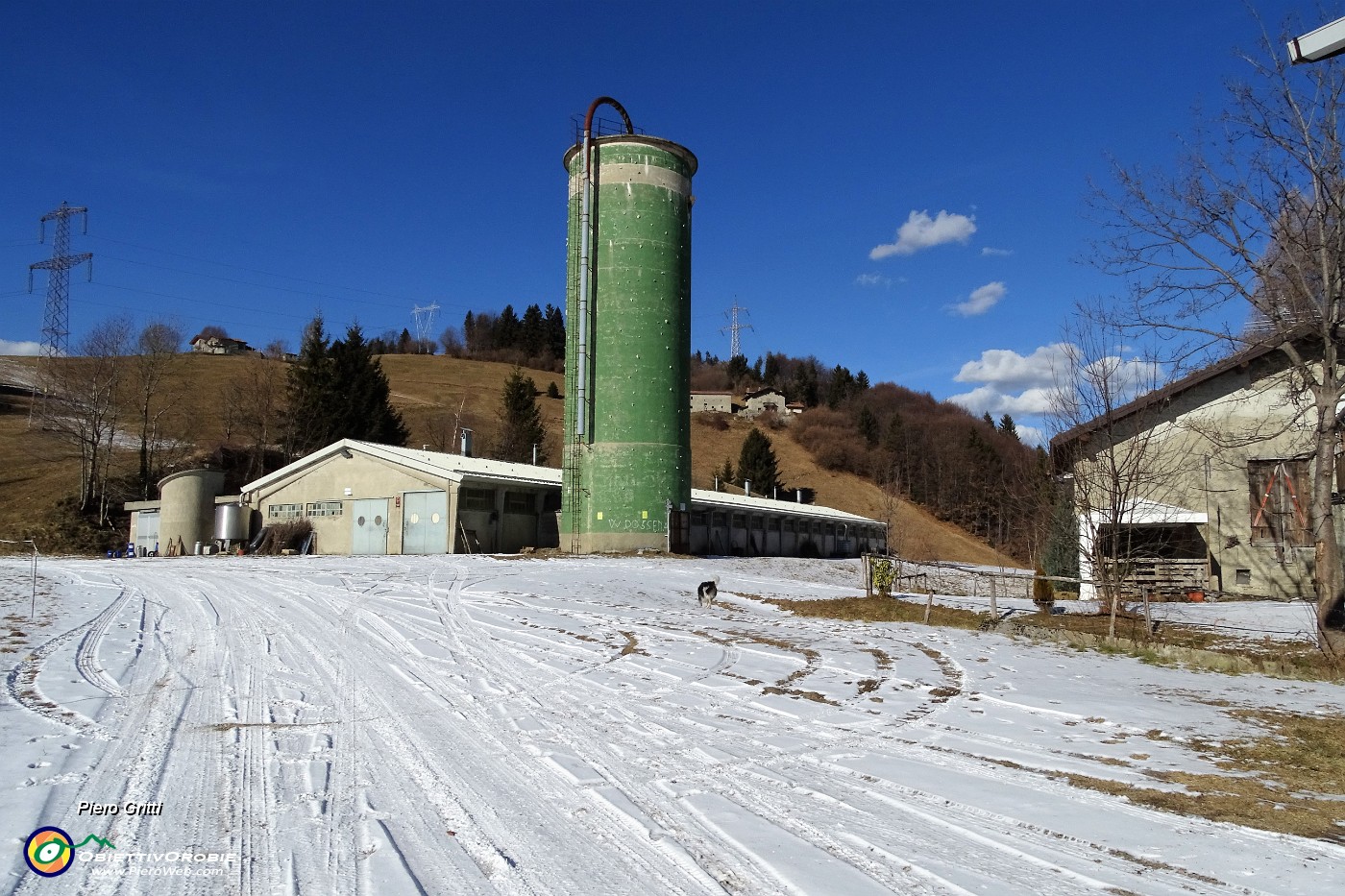 10 A Lavaggio  (1190 m) con alto silos-palestra d'arrampicata lasciamo l'auto.JPG